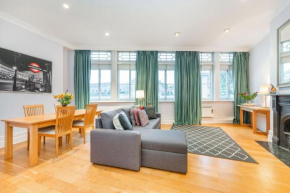 Nelson's Pad - Trafalgar Square - by Frankie Says